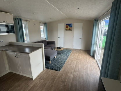 **Kunststof chalet met mudden woonkamer en 3 slaapkamers 26.950,-**