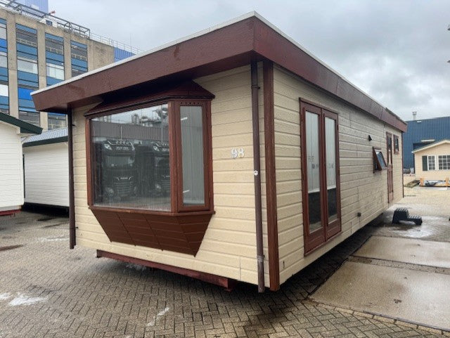 ** Canexel chalet 10 x 4 2 slaapkamers ideaal voor de handyman 7950,-**