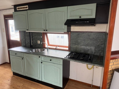 ** Canexel chalet 10 x 4 2 slaapkamers ideaal voor de handyman 7950,-**