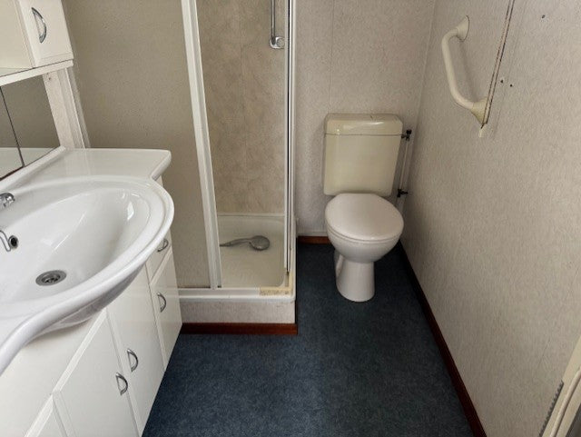 ** Canexel chalet 10 x 4 2 slaapkamers ideaal voor de handyman 7950,-**